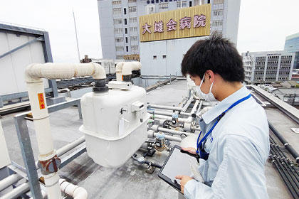 施設を巡回し、メーターの数値をタブレットに入力