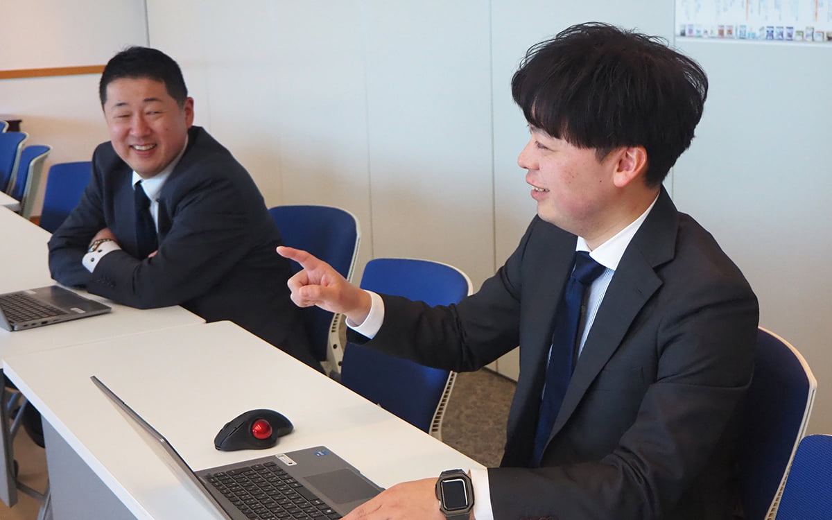 倉庫での作業風景