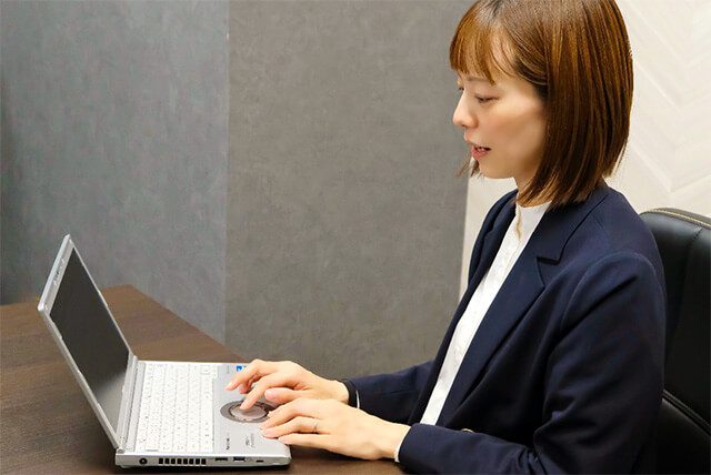 PCを操作するルネサンス橋本さん